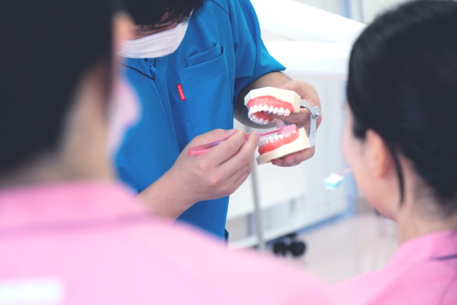 授業中の講師と生徒