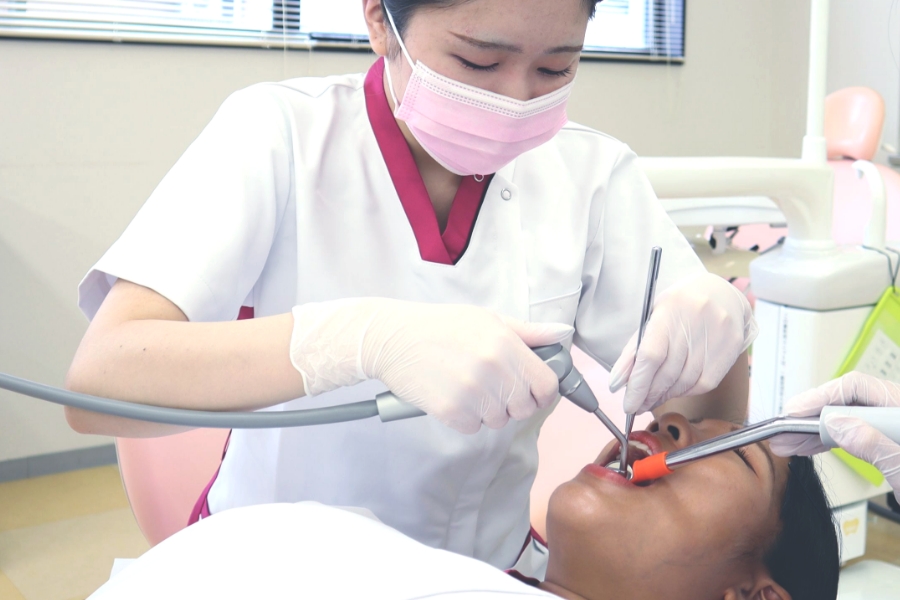 二人一組で実習に取り組む生徒